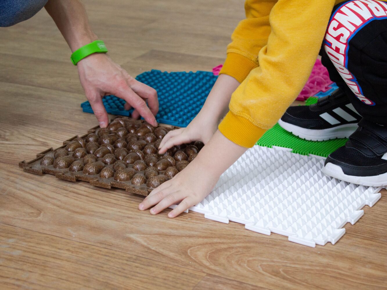 Видео: как сделать развивающий коврик своими руками